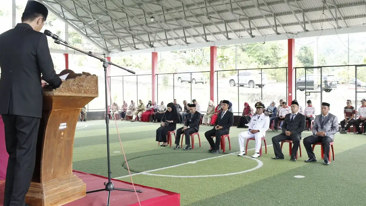 Bupati Iskandar Kamaru menyampaikan sambutan pelantikan pejabat Bolsel