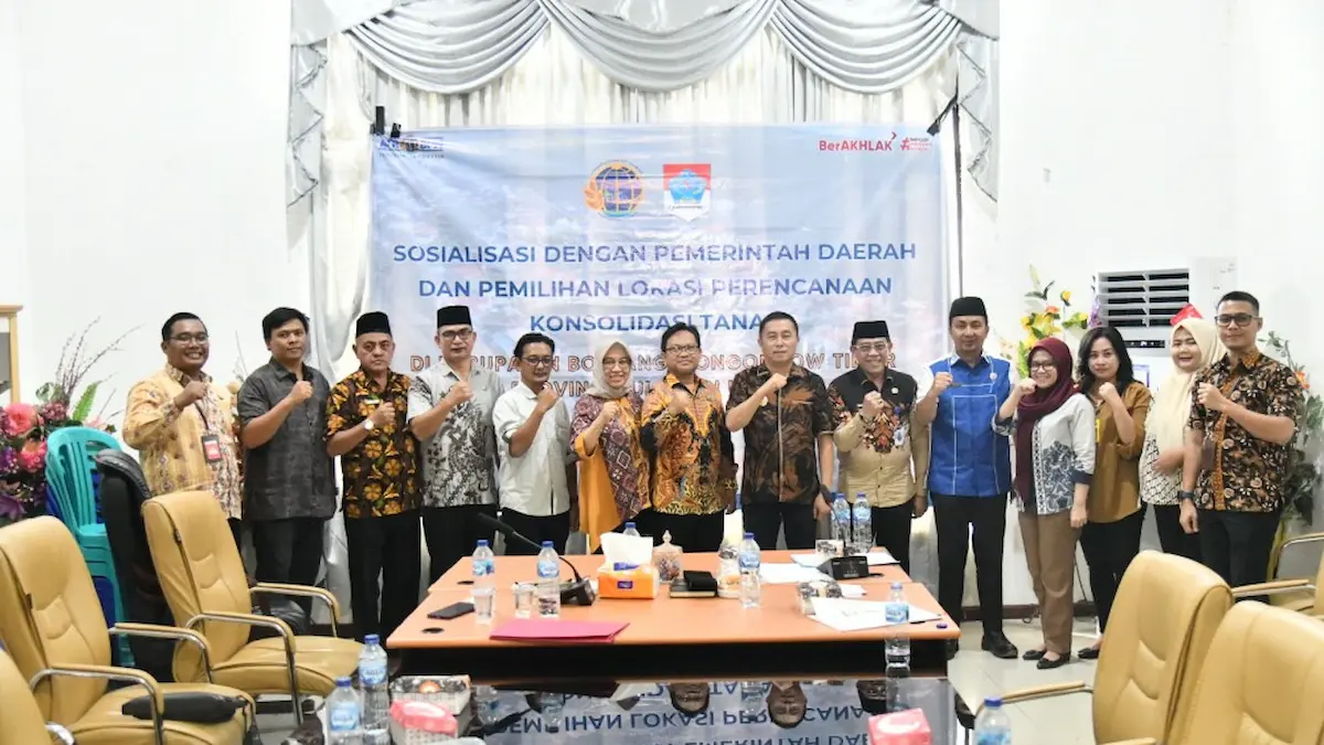 Wakil Bupati Boltim bersama peserta sosialisasi konsolidasi tanah di Tutuyan mediasulut.id