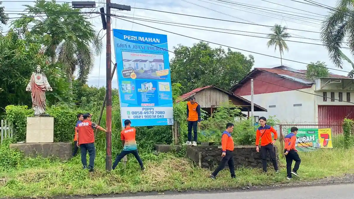 Tim gabungan turunkan baliho di jalan protokol Minsel mediasulut.id
