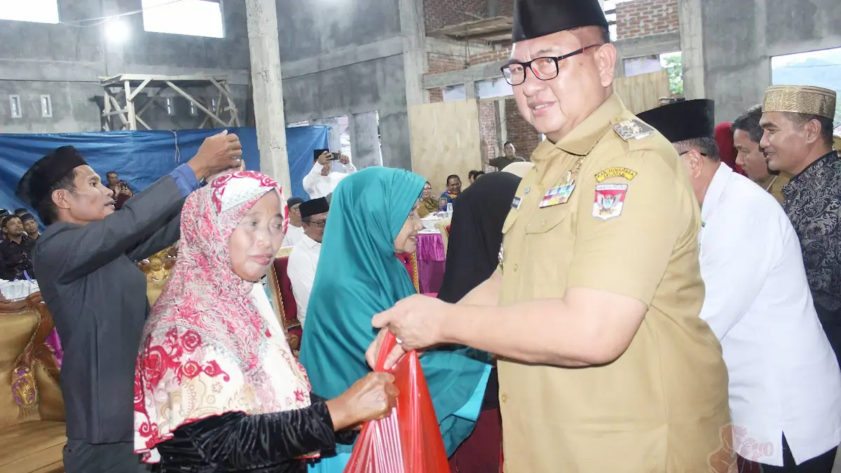 Wabup Minsel menyerahkan bantuan kepada warga di Tompaso Baru mediasulut.id