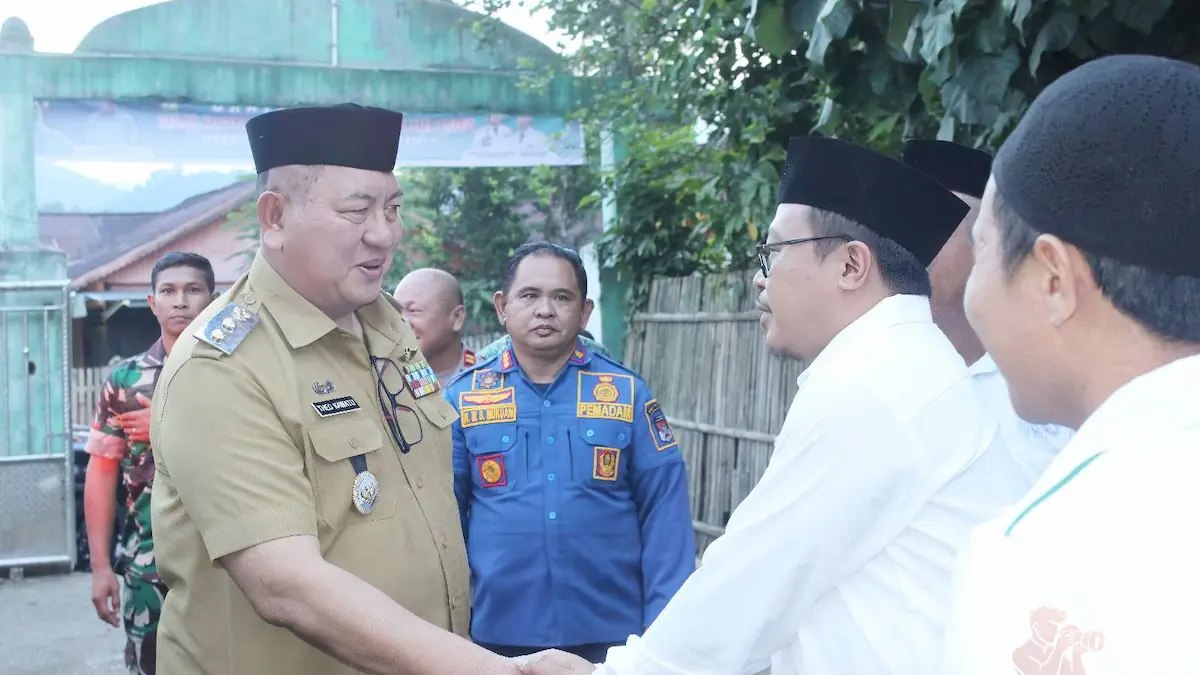 Wabup Minsel bersalaman dengan tokoh agama di Tompaso Baru mediasulut.id