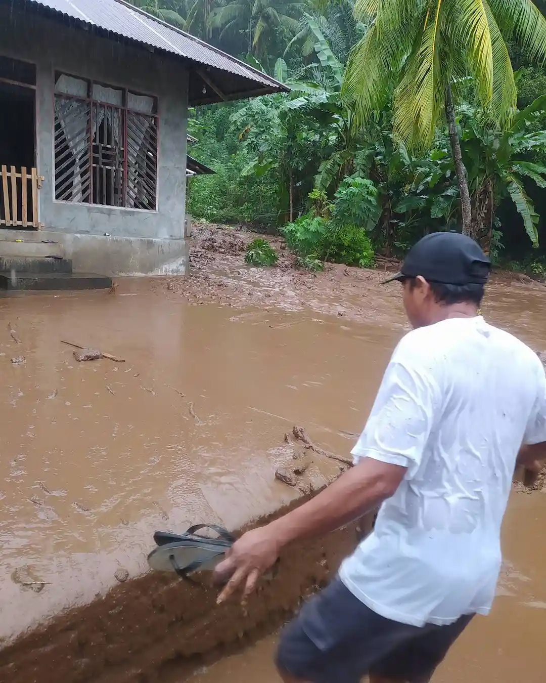 Warga membersihkan lumpur pasca longsor di Manado Tua mediasulut.id