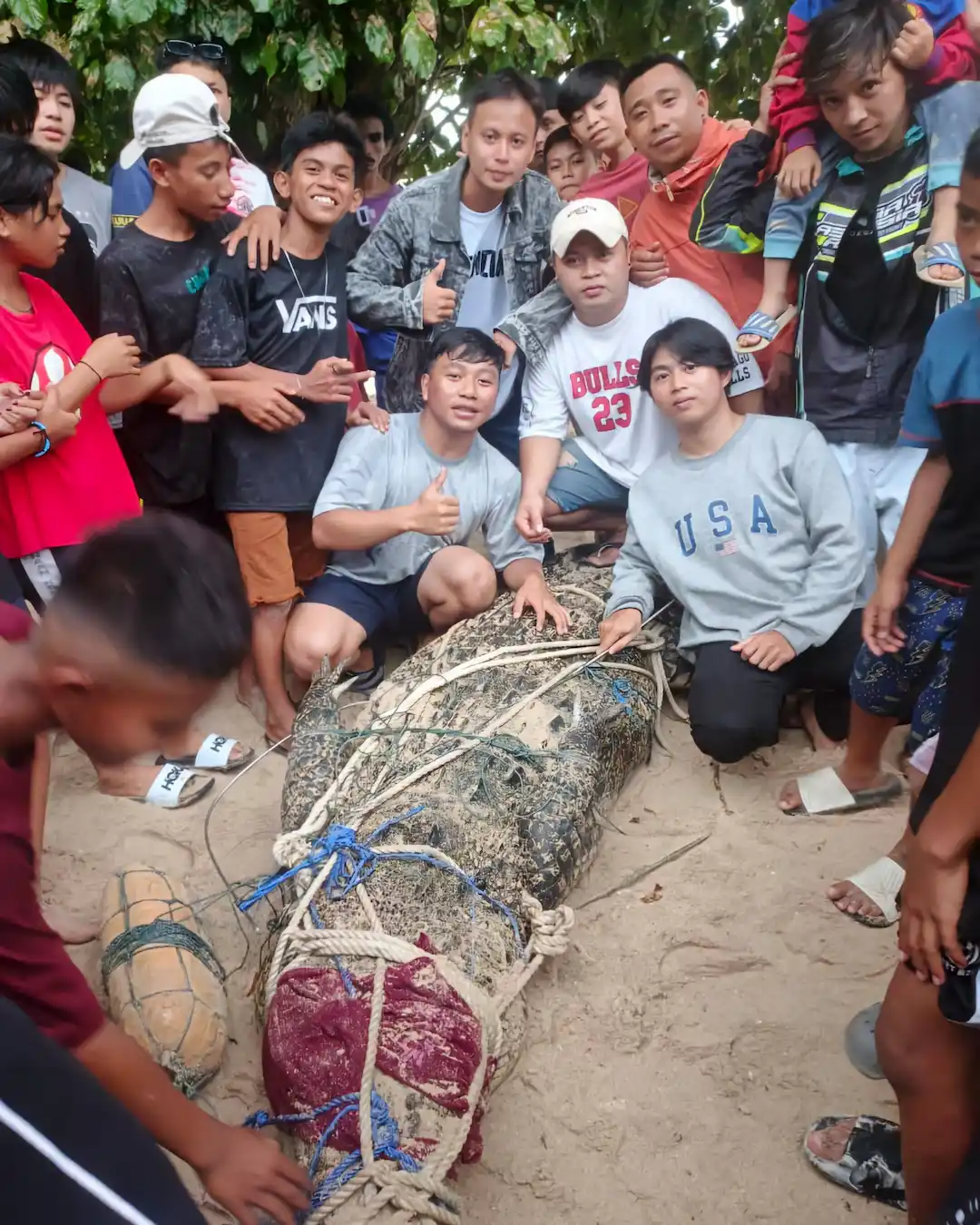 Warga Kolongan berfoto setelah buaya ditangkap mediasulut.id