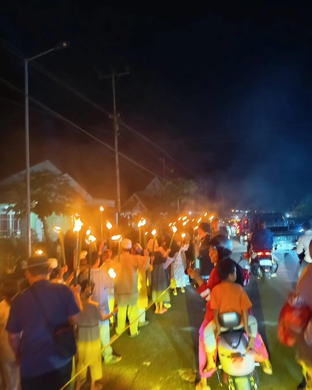 Warga Tutuyan berjalan membawa obor sambut Ramadan mediasulut.id
