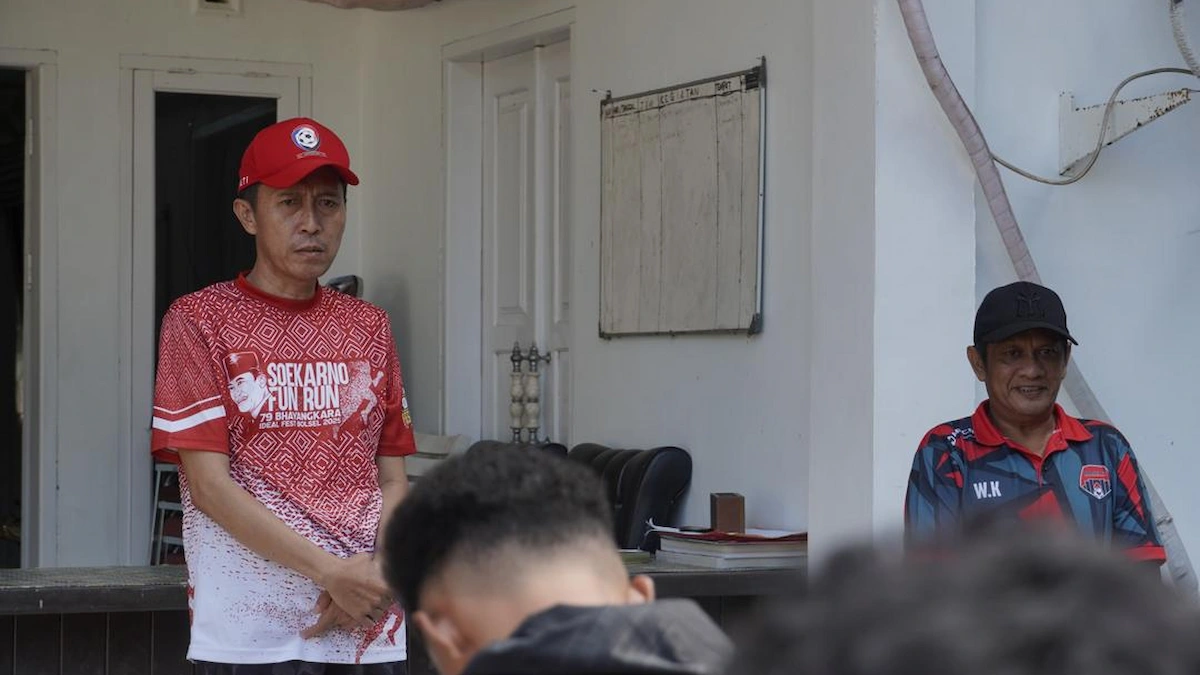 bupati bolsel iskandar kamaru memberikan arahan kepada pemain bolsel fc liga 4 sulut