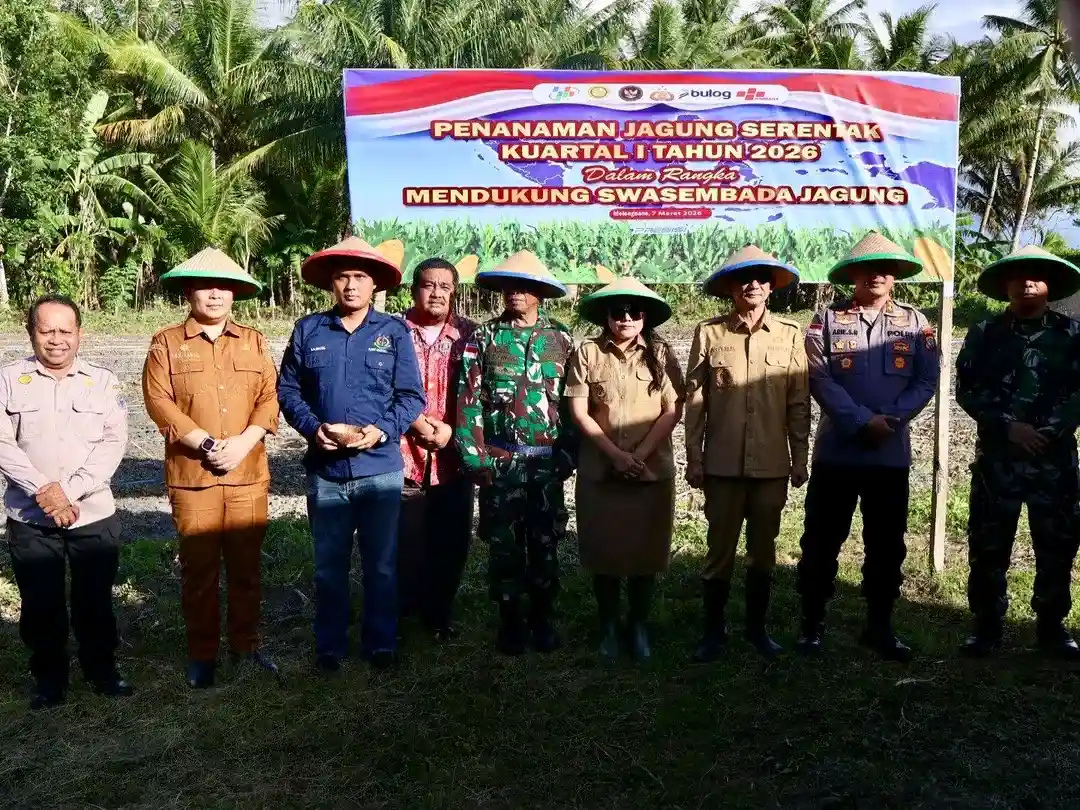 Bupati Talaud bersama jajaran menanam jagung secara simbolis