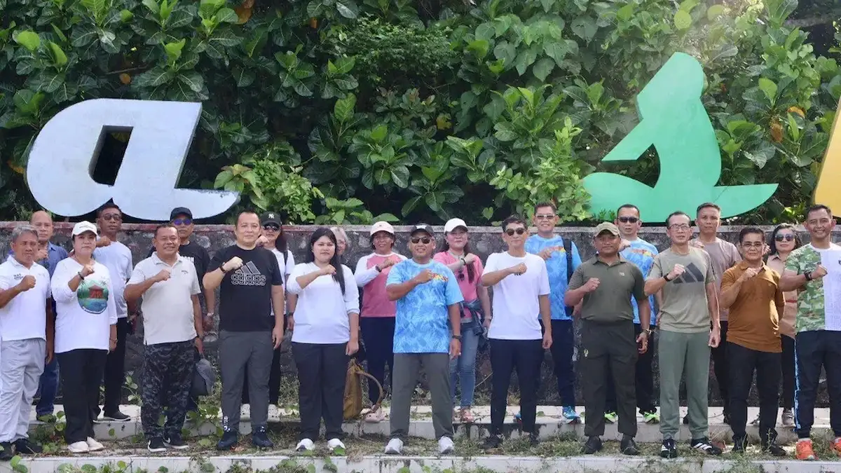 Bupati Welly Titah dan Pangdam XIII Merdeka foto bersama rombongan di Pulau Sara