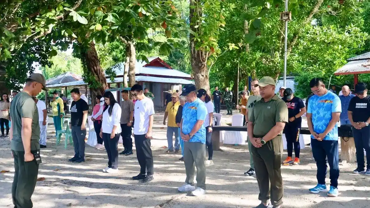 Bupati Talaud Welly Titah dan Pangdam XIII Merdeka mengikuti apel olahraga di Pulau Sara