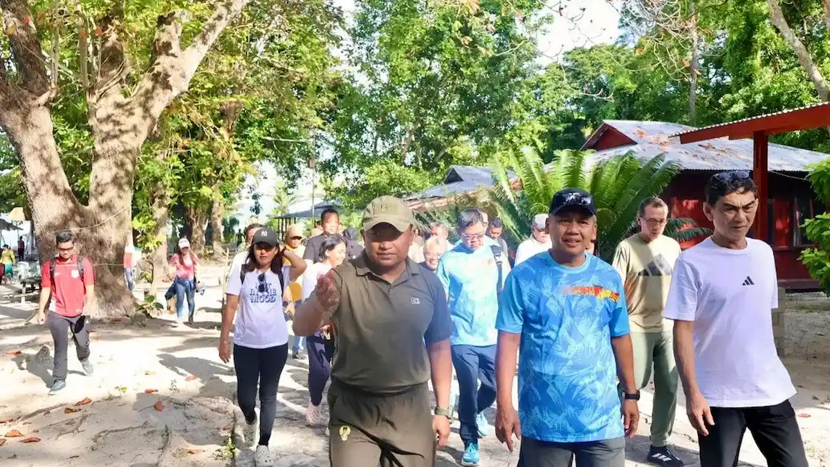 Welly Titah berjalan bersama Pangdam XIII Merdeka dan rombongan di Pulau Sara