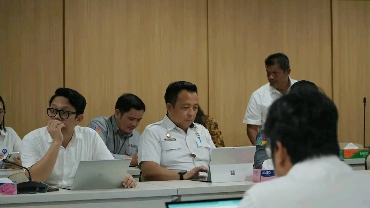 Sekda Talaud Yohanis B.K. Kamagi mengikuti rapat TP2DD di Manado