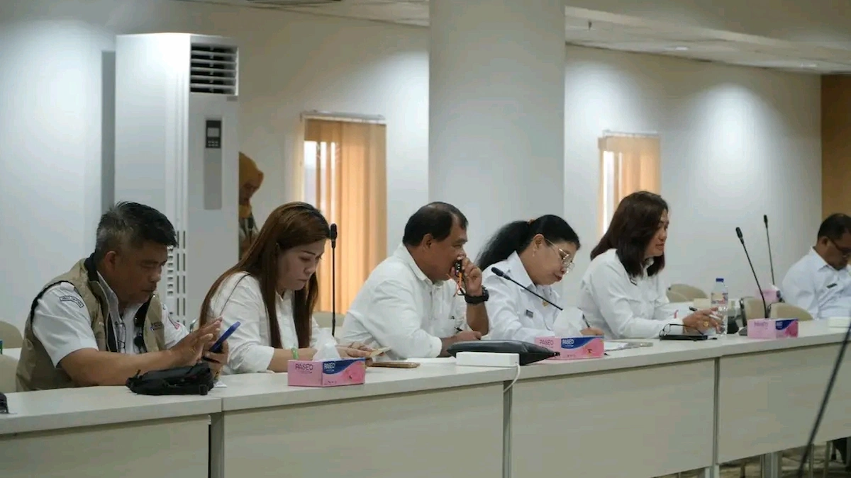 Pejabat daerah mengikuti pembahasan digitalisasi pajak dan retribusi daerah