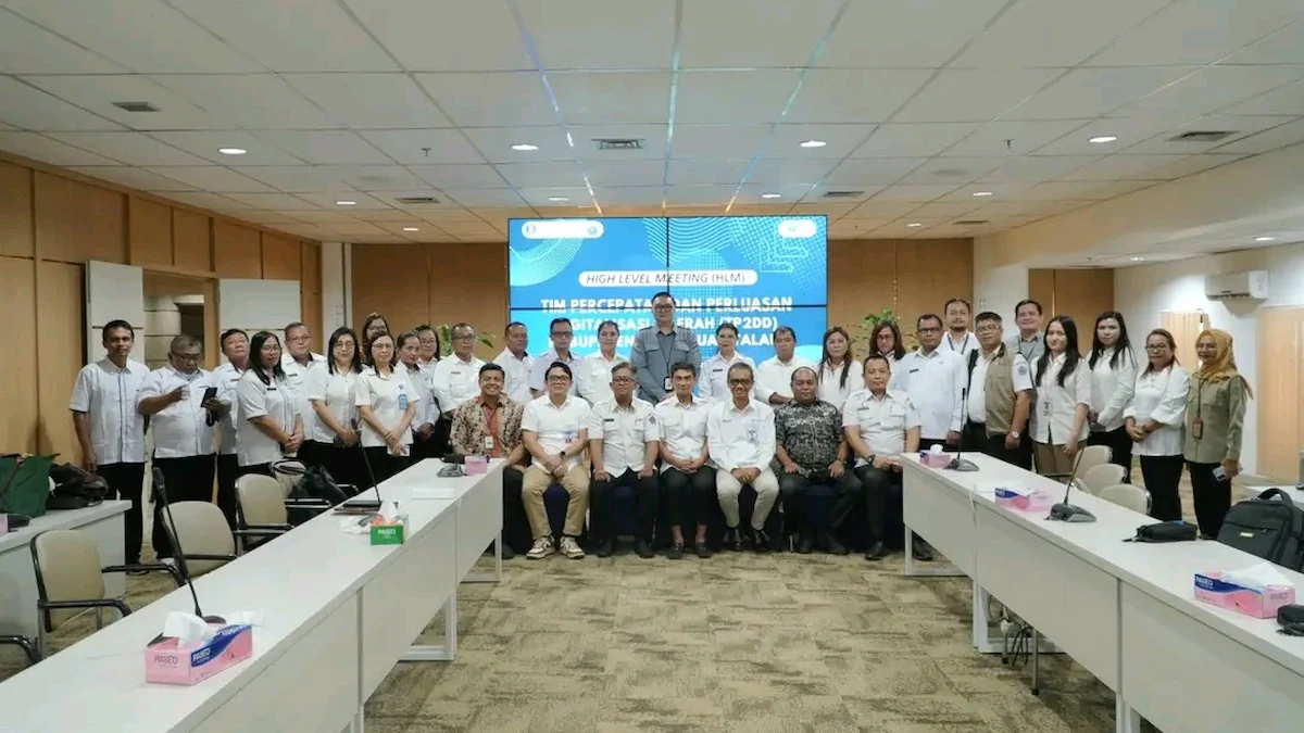 Peserta High Level Meeting TP2DD Sulawesi Utara berfoto bersama usai rapat