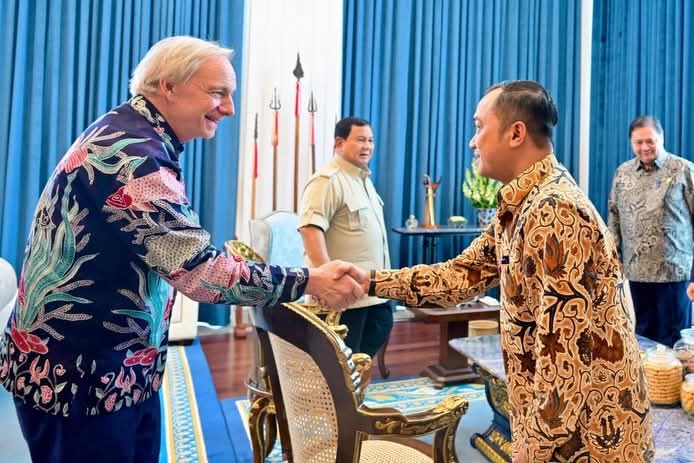 Ray Dalio berjabat tangan dengan pejabat Indonesia di Istana Merdeka