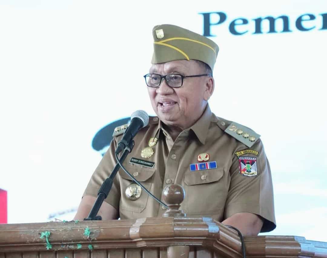 Bupati Robby Dondokambey memimpin apel ASN Minahasa di Tondano