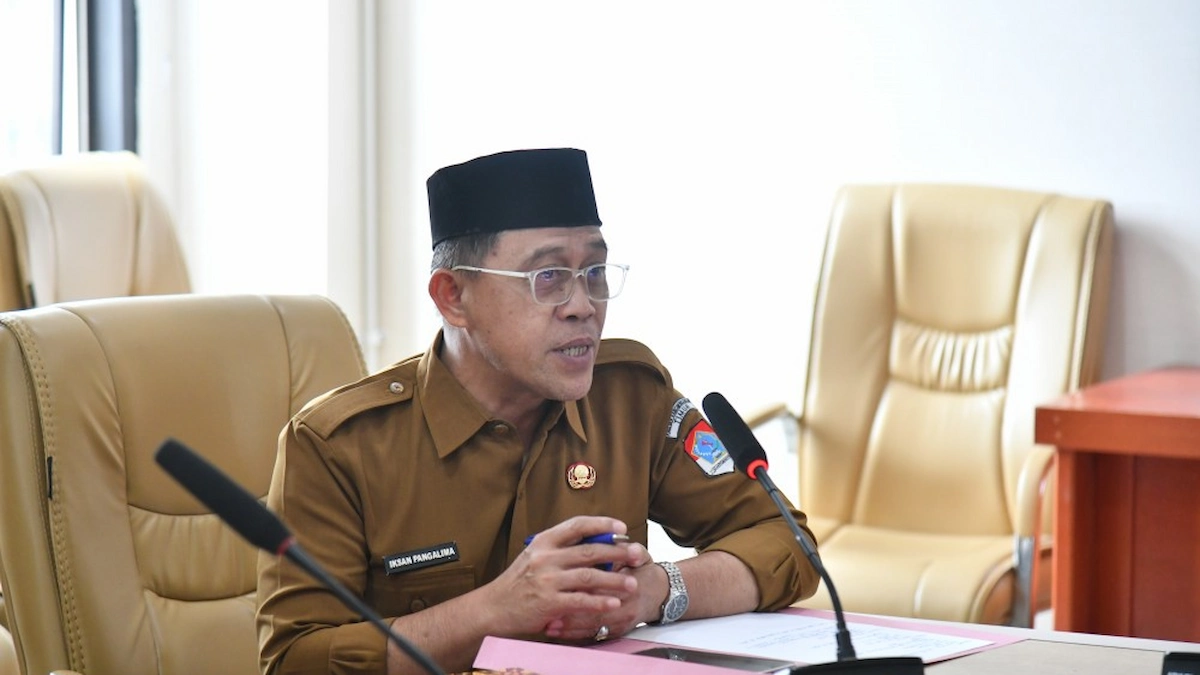 Sekretaris daerah Boltim Iksan Pangalima menyampaikan laporan dalam rapat Forkopimda