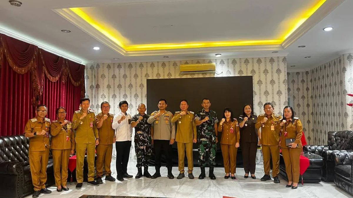Forkopimda Minahasa Selatan foto bersama usai rapat koordinasi di kantor bupati