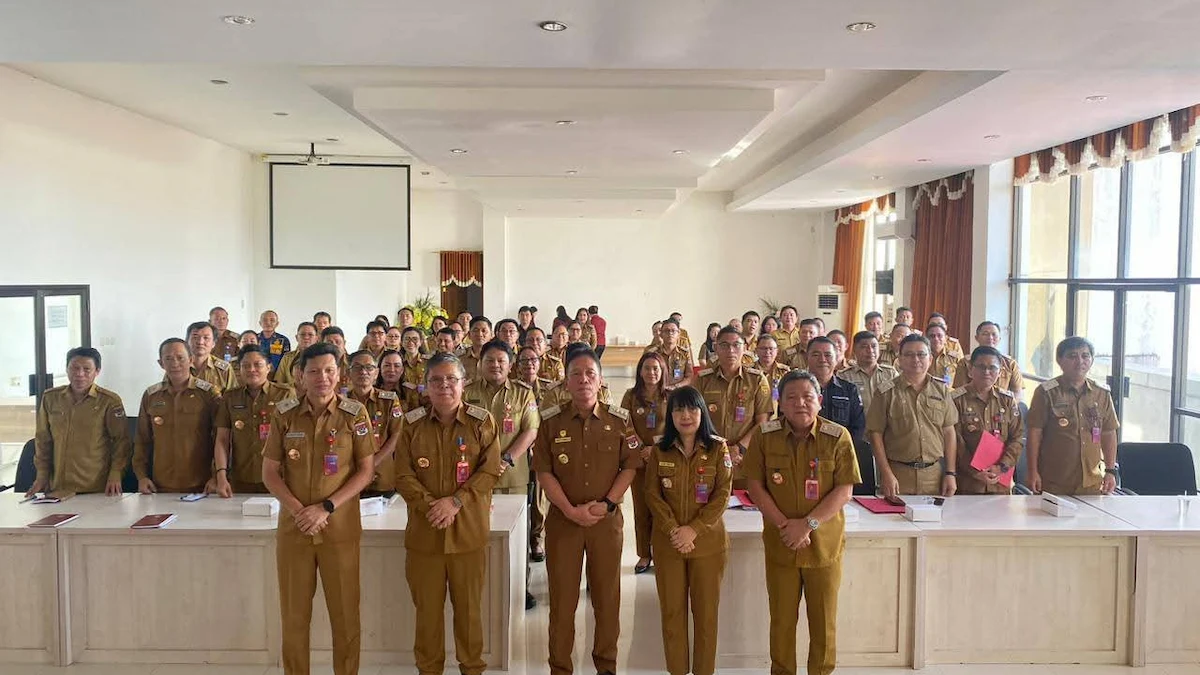 Bupati Franky Donny Wongkar bersama jajaran Pemkab Minahasa Selatan dalam rapat kerja di kantor bupati