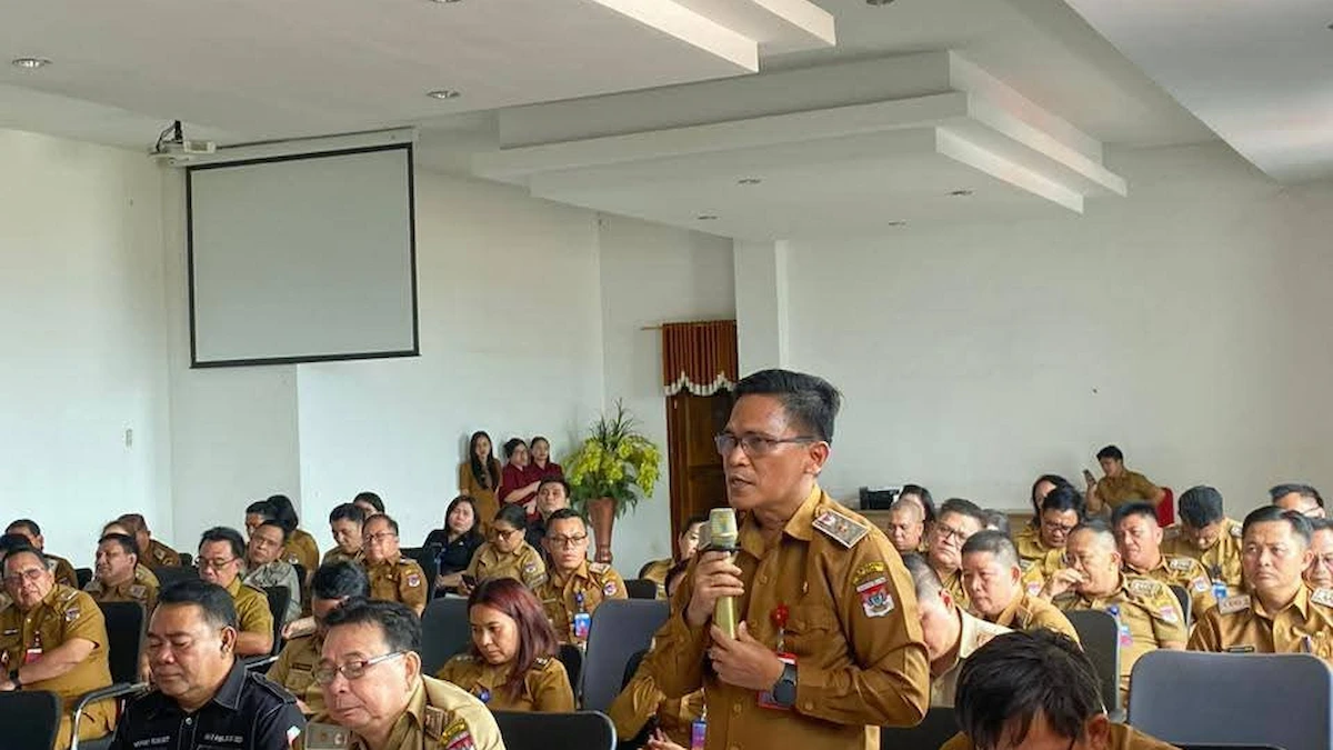 Pejabat perangkat daerah Minahasa Selatan mengikuti rapat kerja bersama bupati