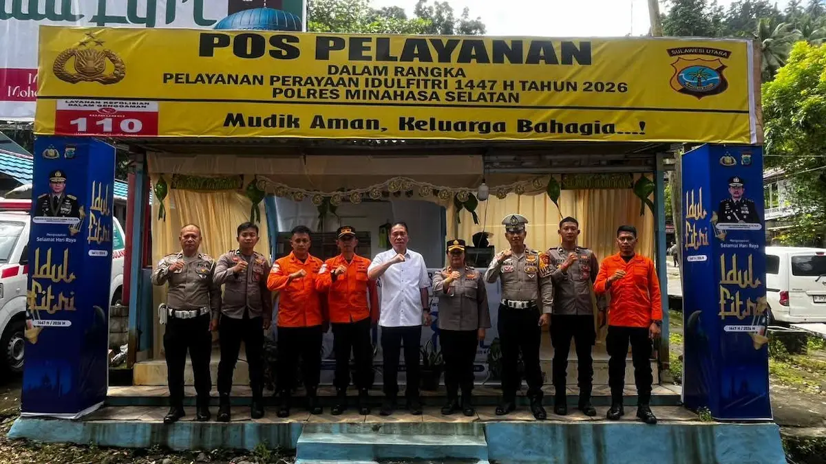 Bupati Franky Wongkar bersama petugas di Pos Pelayanan Idul Fitri Maruasey Tumpaan Minahasa Selatan