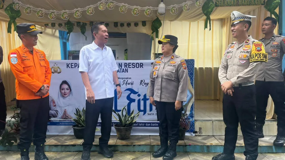 Bupati Franky Wongkar berdialog dengan personel Basarnas dan Polres Minahasa Selatan di pos pengamanan