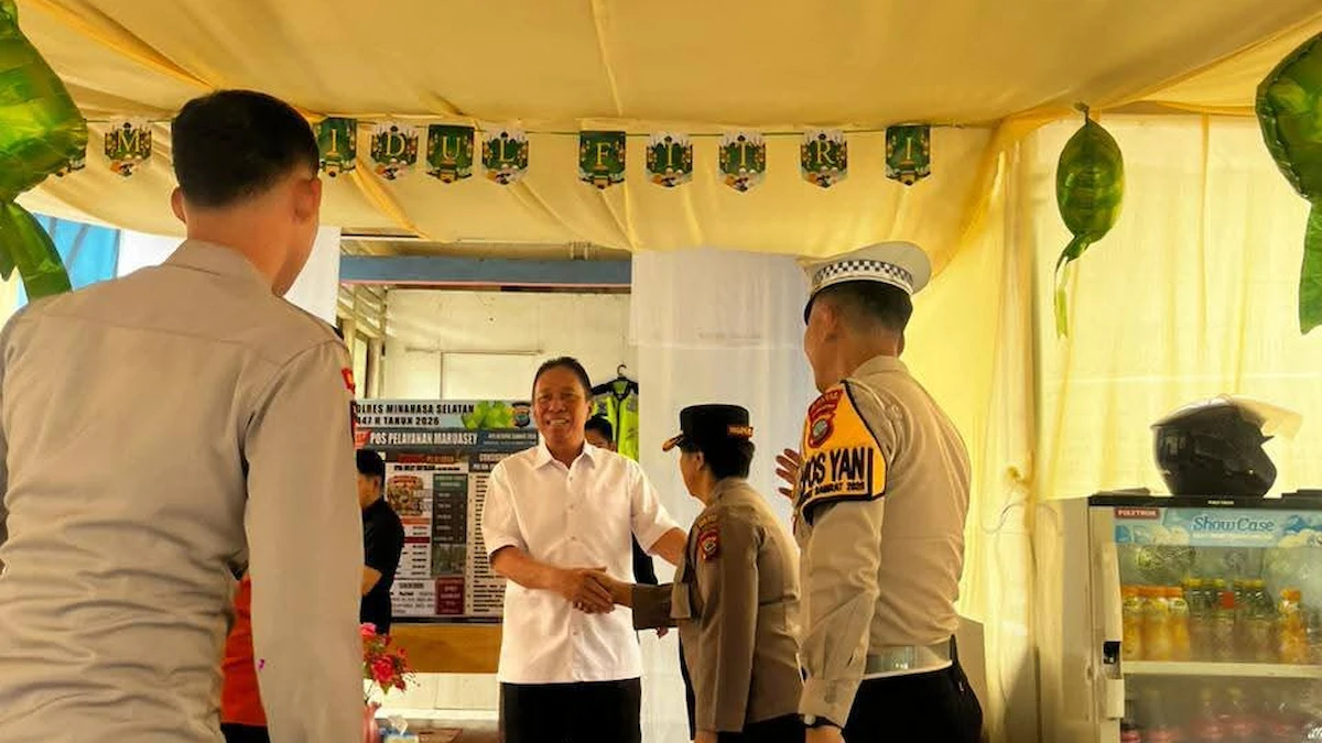 Bupati Franky Wongkar berjabat tangan dengan petugas kepolisian di pos pengamanan Idul Fitri Tumpaan