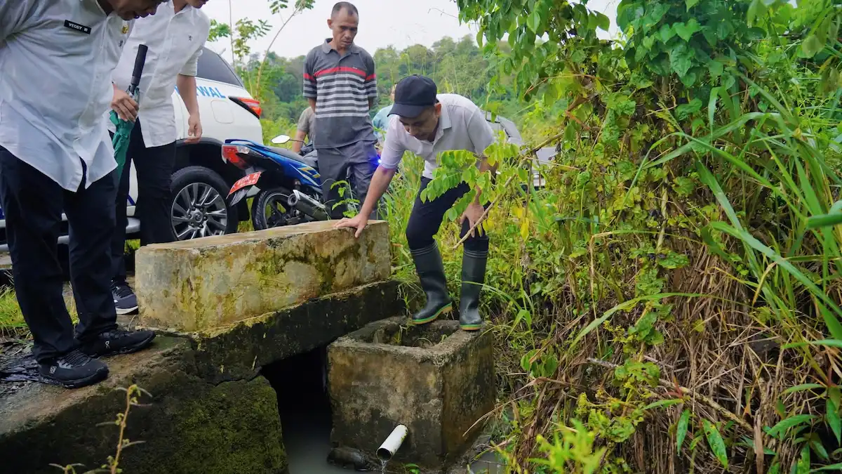 yusra alhabsyi turun langsung periksa gorong gorong desa diat bolmong