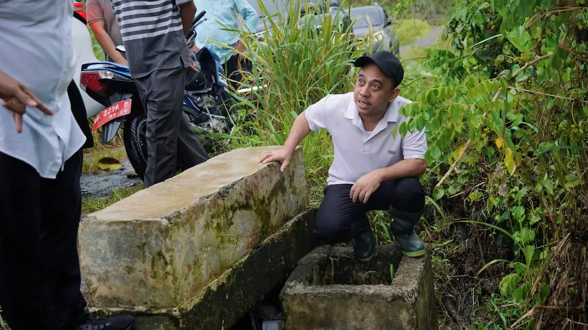 yusra alhabsyi cek saluran drainase banjir desa diat lolak bolmong