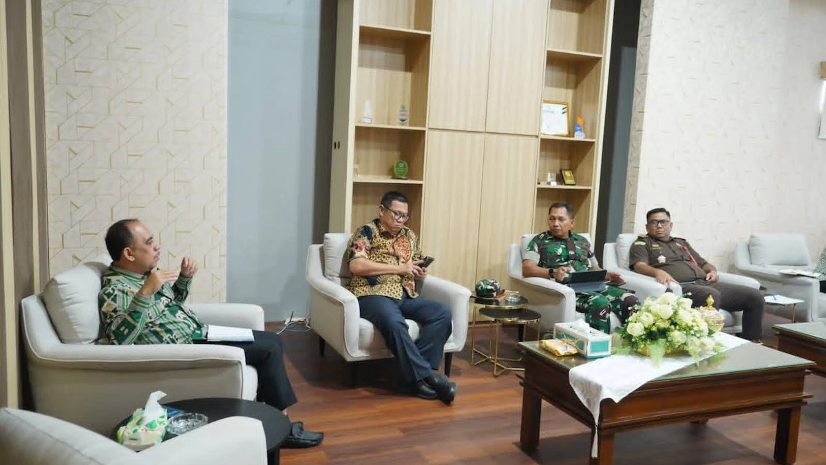 bupati yusra alhabsyi berdiskusi dengan forkopimda bolmong di ruang rapat