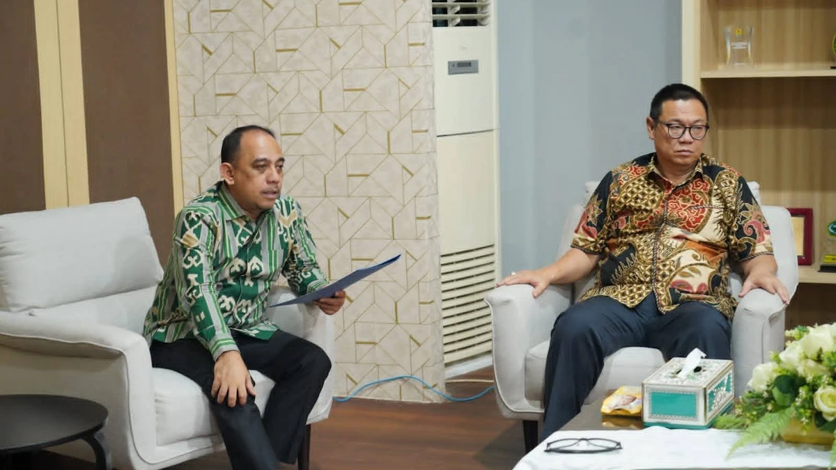 bupati yusra alhabsyi memimpin rapat forkopimda bolmong di ruang pertemuan
