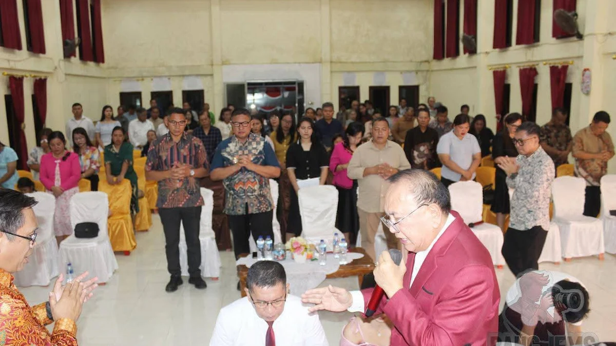Jemaat mengikuti ibadah syukur GPdI Shekina Tumpaan di gereja