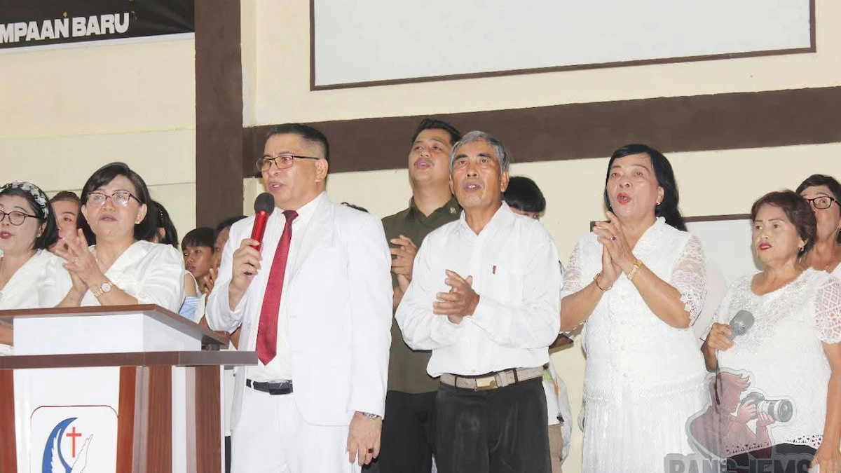 Jemaat memuji Tuhan dalam ibadah syukur GPdI Shekina Tumpaan