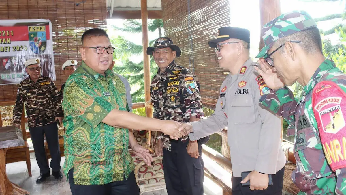 Wabup Minahasa Selatan bersalaman peserta muscab fkppi Kabupaten minahasa selatan