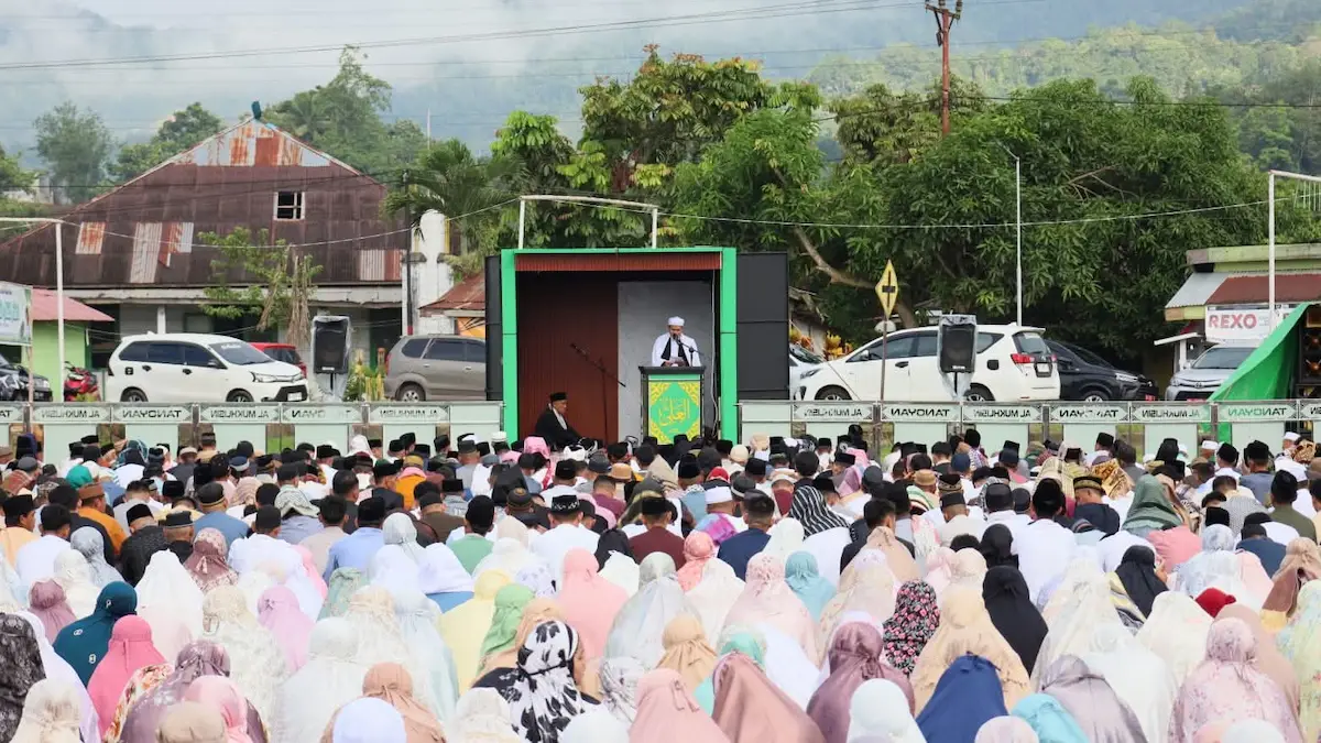 Ribuan warga mengikuti sholat Idul Fitri Bolmong 2026 di Lapangan Odoman Lolayan