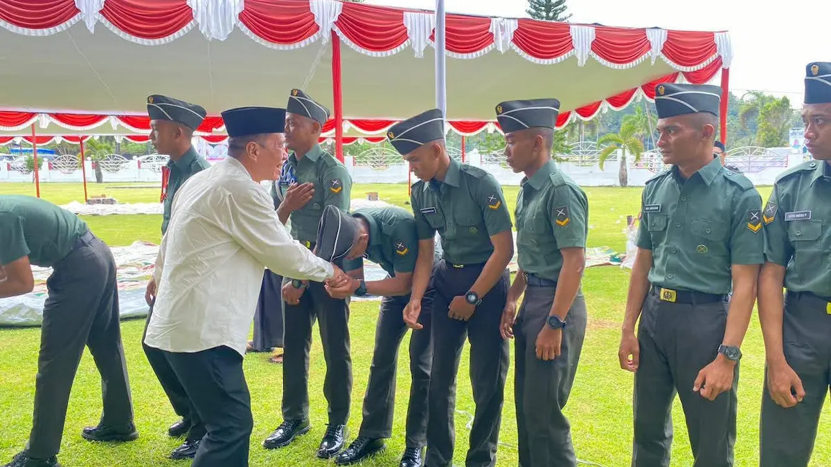 Bupati Minahasa Selatan salaman dengan prajurit usai sholat Idul Fitri Amurang