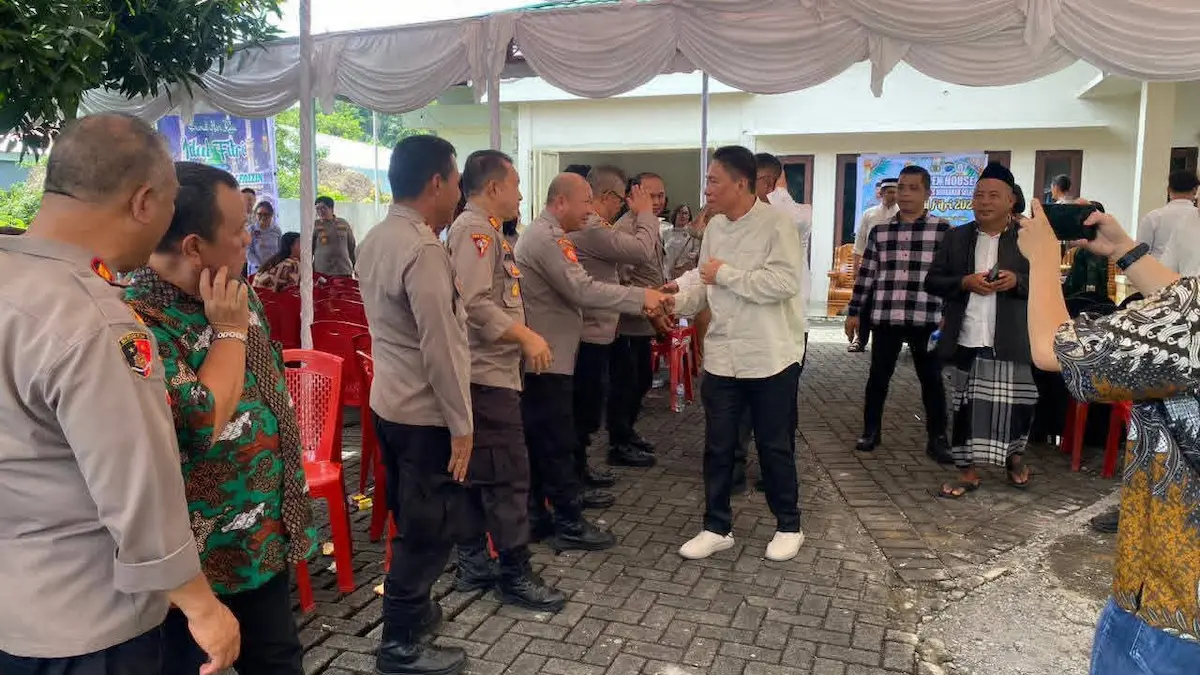 Bupati Minahasa Selatan bersalaman dengan jajaran kepolisian saat open house Idul Fitri