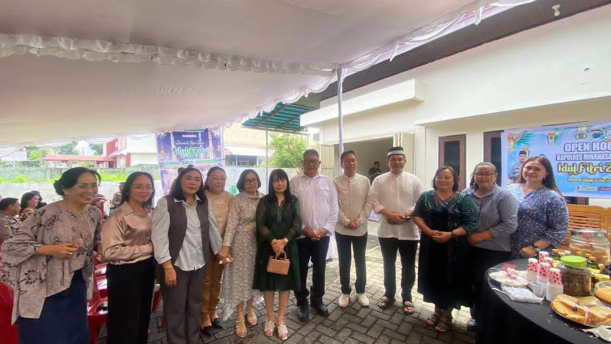 Bupati dan jajaran pejabat Minahasa Selatan berfoto bersama dalam open house Idul Fitri