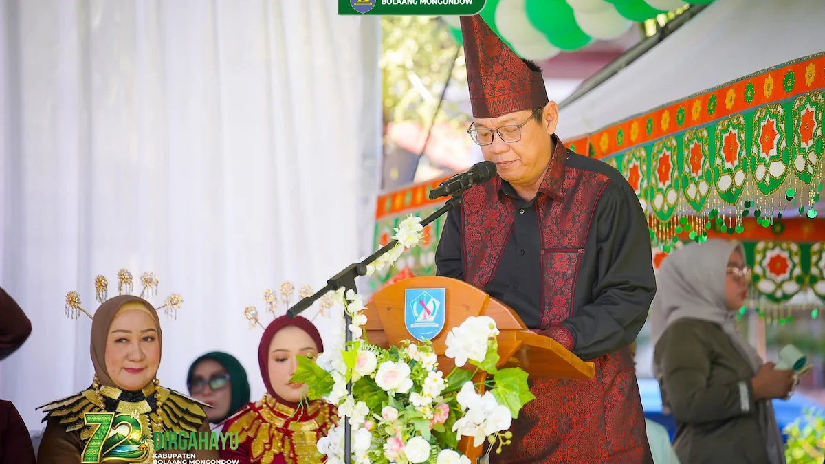 ketua dprd bolmong bacakan sejarah hut 72 di lapangan kantor bupati