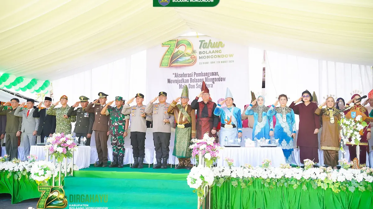 bupati yusra alhabsyi pimpin upacara hut 72 bolmong di lapangan kantor bupati