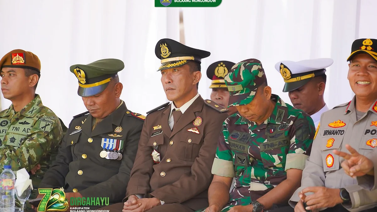 peserta upacara hut 72 bolmong semangat kebersamaan di lapangan kantor bupati