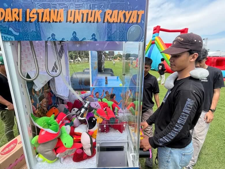 warga bermain wahana hiburan bazar lebaran monas jakarta