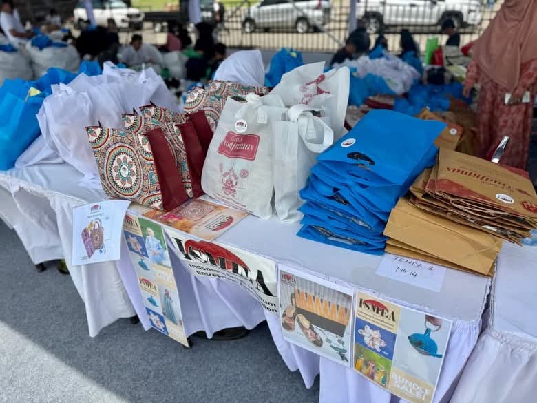 paket sembako dan tas bantuan bazar lebaran monas jakarta