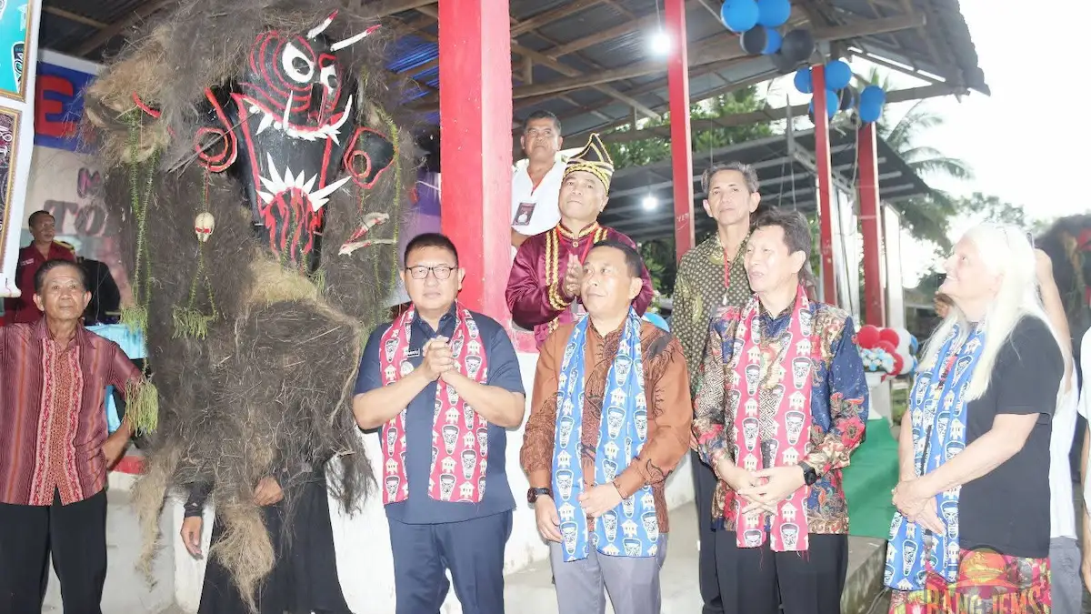 tokoh dan warga tampil bersama simbol budaya saat HUT torona impapate minsel