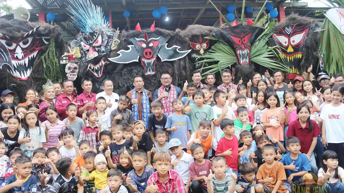 warga dan pemuda tampil dalam perayaan hut torona impapate minsel