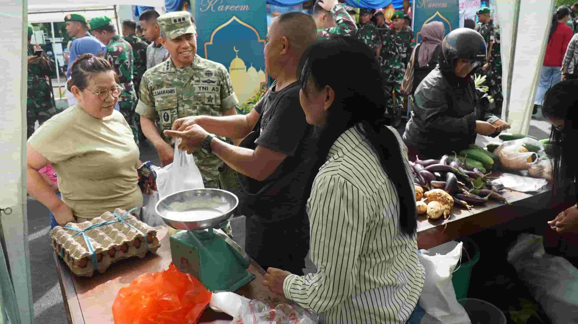 Personel TNI melayani warga di bazar Ramadan Manado