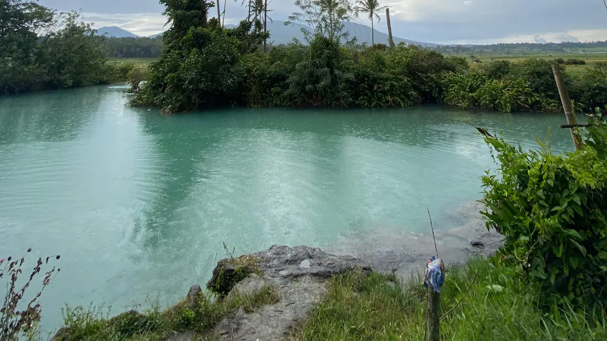 danau ranolewo minahasa dengan lanskap alami dan suasana tenang