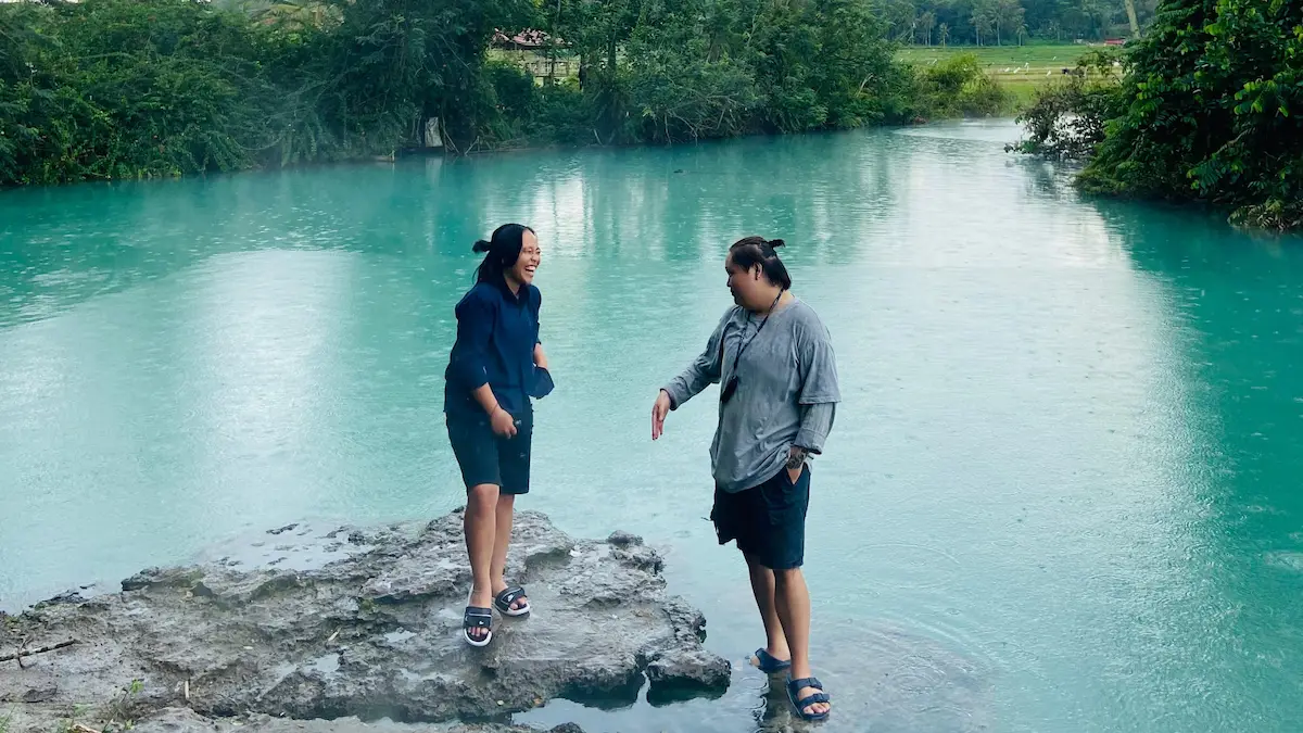 pengunjung berdiri di tepi danau ranolewo air hijau minahasa