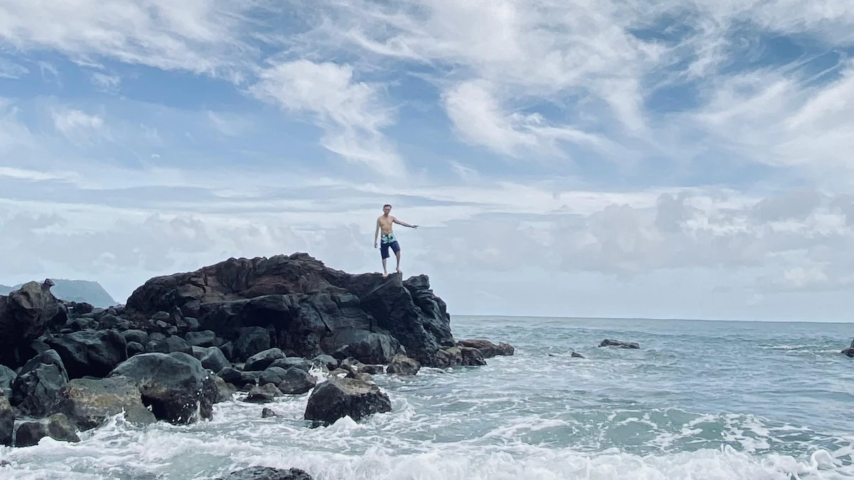 ombak menghantam batu karang di pesisir aertembaga bitung