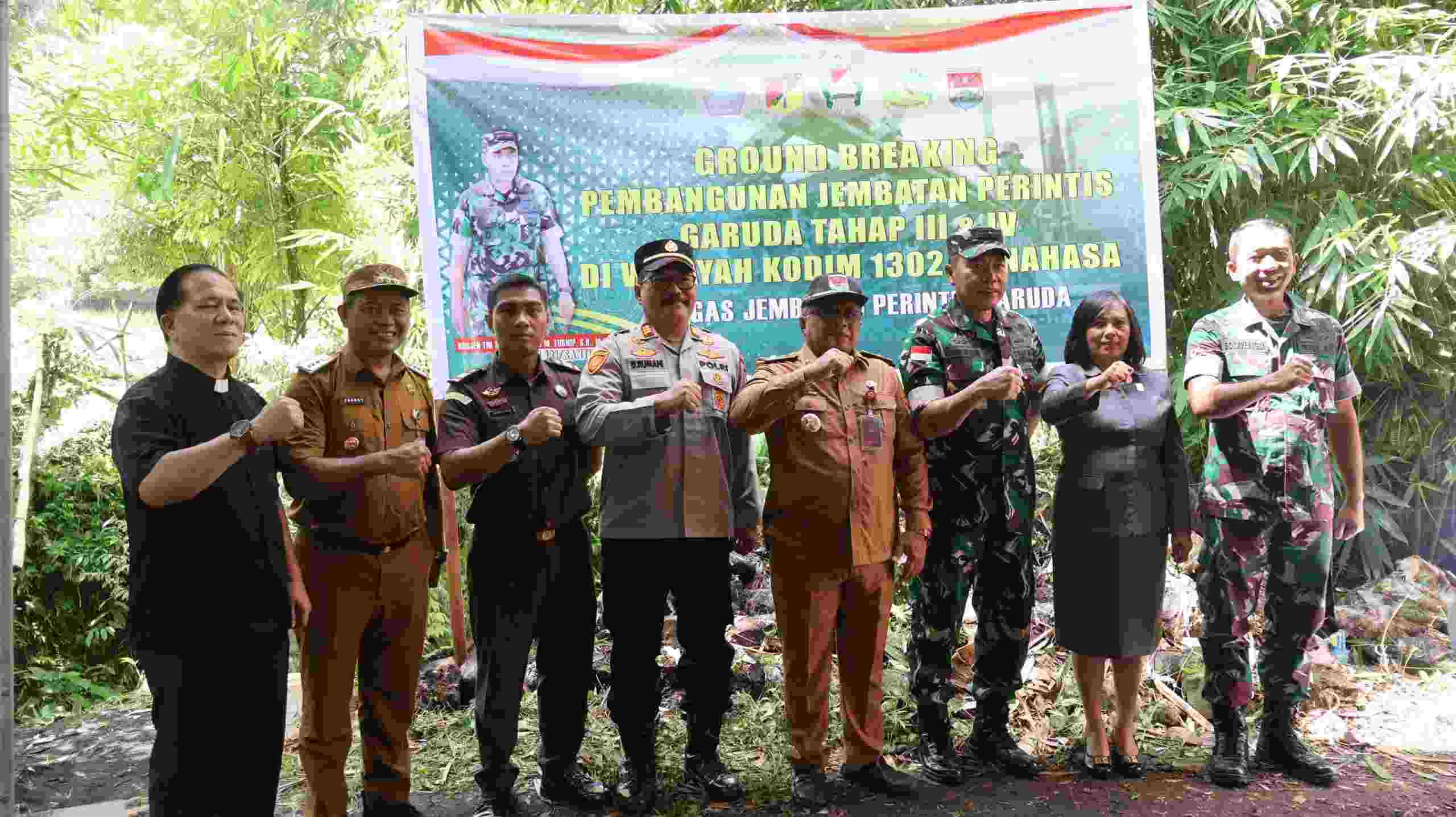 peletakan batu pertama jembatan garuda wioi dua minahasa tenggara oleh tni dan pemda