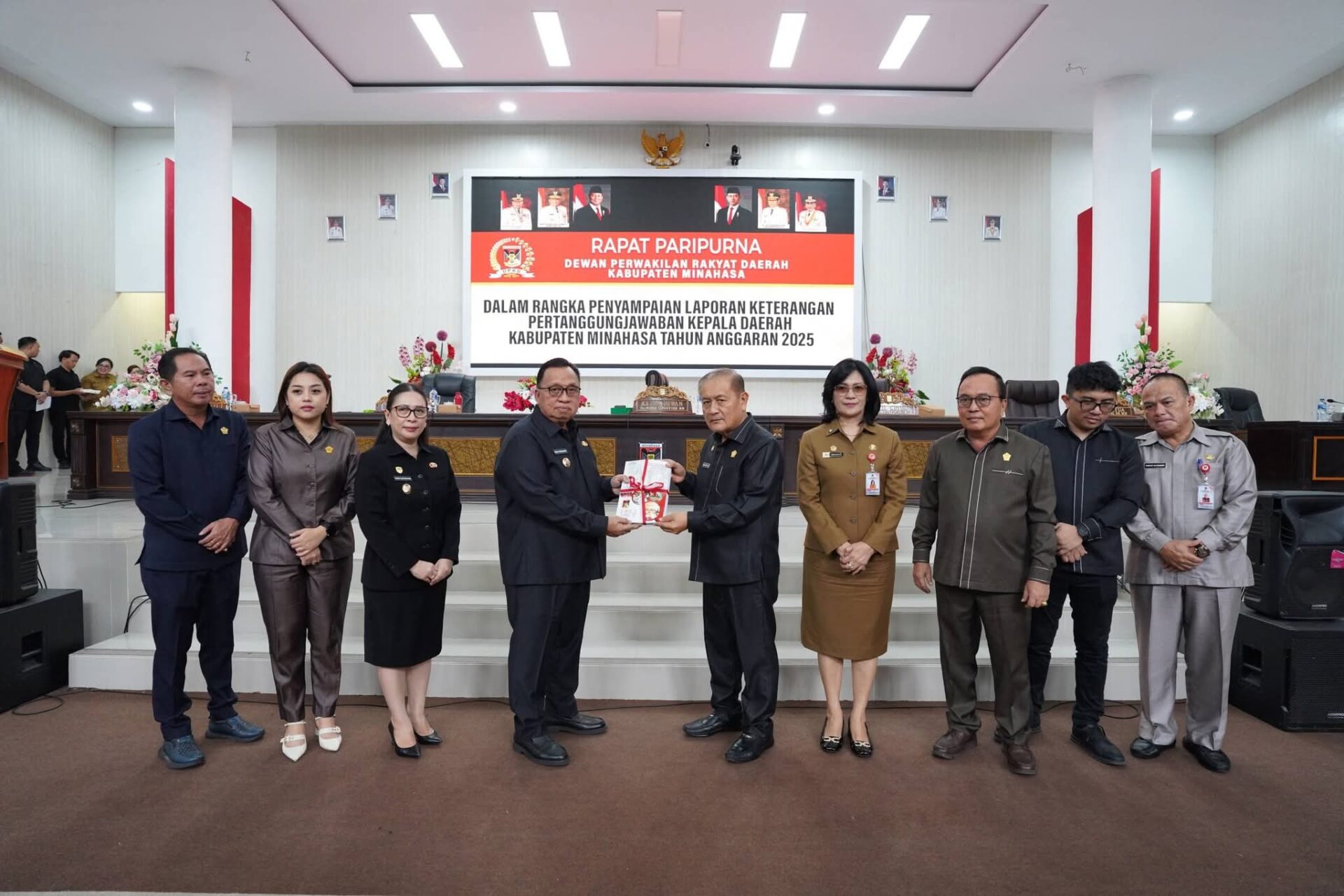 penyerahan dokumen lkpj 2025 antara bupati dan pimpinan dprd minahasa