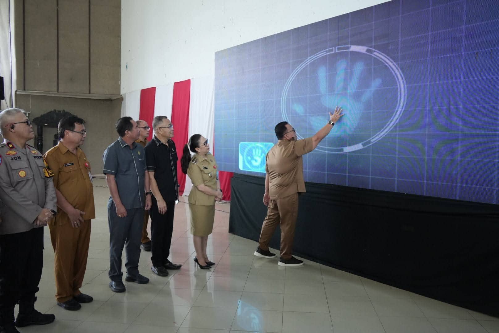bupati minahasa robby dondokambey sentuh layar digital pilhut di tondano